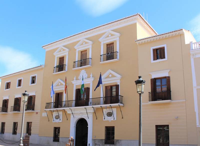 Motril refuerza el control de carteles no autorizados en el mobiliario urbano
